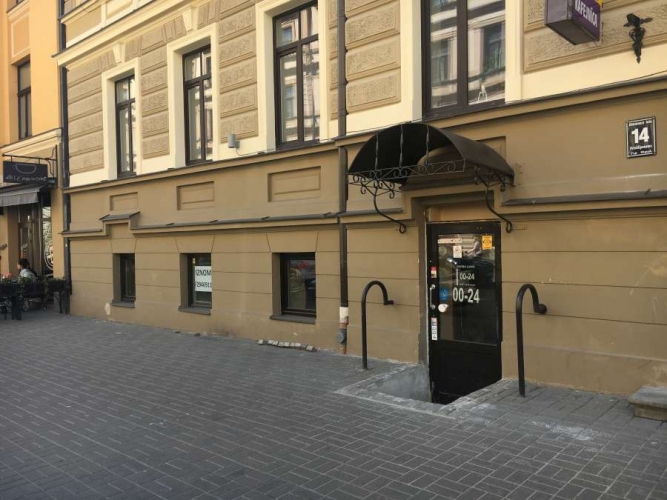 Объявление. Отремонтированные полуподвальные помещения в полностью реновированном здании.  Перекрёсток улиц Цена: 1300 EUR/мес. Foto #8