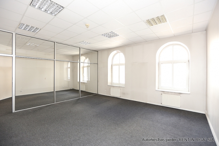 Sludinājumi. Biroja telpas renovētā ēkā pilsētas centrā  + 2 plašas darba telpas, 2 nelielas palīgtelpas, Cena: 1162 EUR/mēn Foto #1