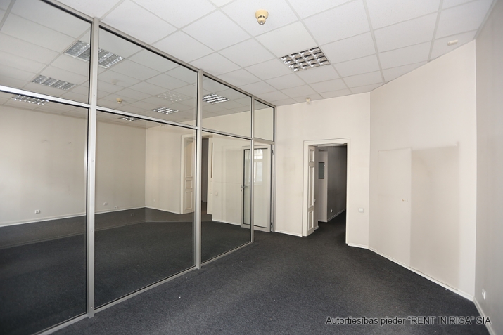 Sludinājumi. Biroja telpas renovētā ēkā pilsētas centrā  + 2 plašas darba telpas, 2 nelielas palīgtelpas, Cena: 1162 EUR/mēn Foto #3
