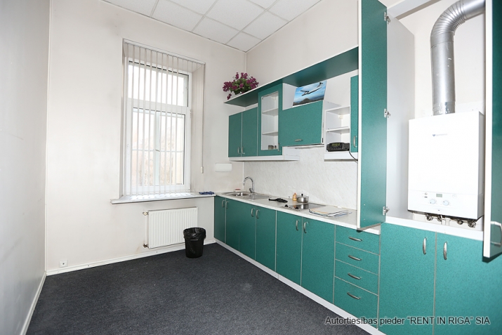 Sludinājumi. Biroja telpas renovētā ēkā pilsētas centrā  + 2 plašas darba telpas, 2 nelielas palīgtelpas, Cena: 1162 EUR/mēn Foto #4