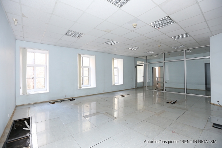 Sludinājumi. Biroja telpas renovētā ēkā pilsētas centrā  + 2 plašas darba telpas, 2 nelielas palīgtelpas, Cena: 1162 EUR/mēn Foto #9