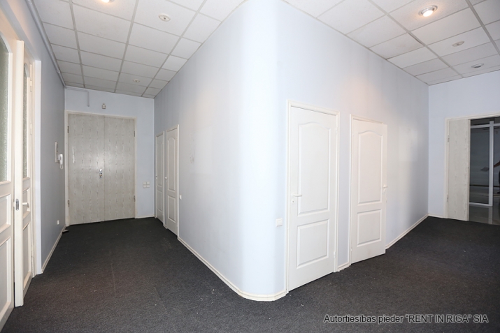 Sludinājumi. Biroja telpas renovētā ēkā pilsētas centrā  + 2 plašas darba telpas, 2 nelielas palīgtelpas, Cena: 1162 EUR/mēn Foto #5