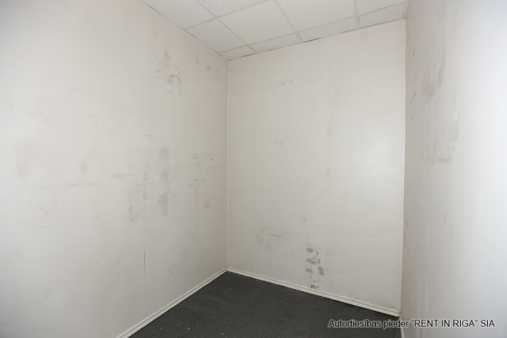 Sludinājumi. Biroja telpas renovētā ēkā pilsētas centrā  + 2 plašas darba telpas, 2 nelielas palīgtelpas, Cena: 1162 EUR/mēn Foto #7