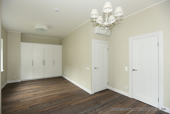 Sludinājumi. Eleganta dvīņu mājas sekcija, kura atrodas ekskluzīvā ciematā slēgtā tipa. Tiek piedāvāta ar pilnu Cena: 320000 EUR Foto #8