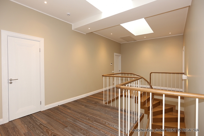 Sludinājumi. Eleganta dvīņu mājas sekcija, kura atrodas ekskluzīvā ciematā slēgtā tipa. Tiek piedāvāta ar pilnu Cena: 320000 EUR Foto #7