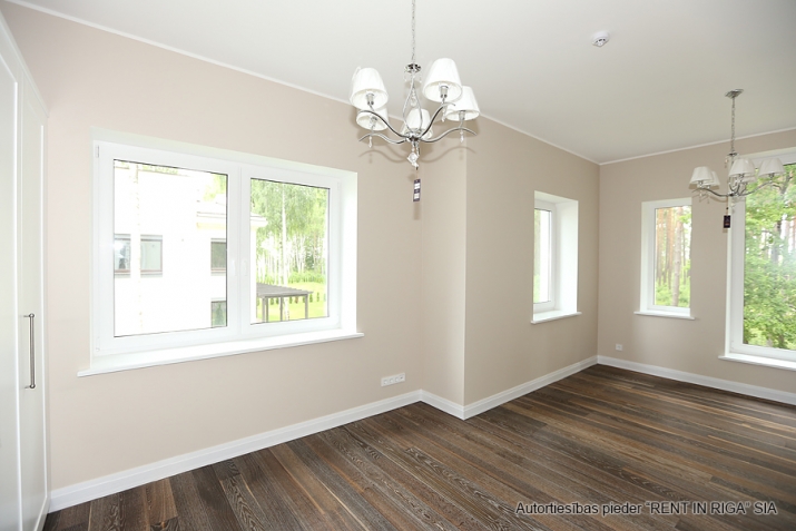 Sludinājumi. Eleganta dvīņu mājas sekcija, kura atrodas ekskluzīvā ciematā slēgtā tipa. Tiek piedāvāta ar pilnu Cena: 320000 EUR Foto #9