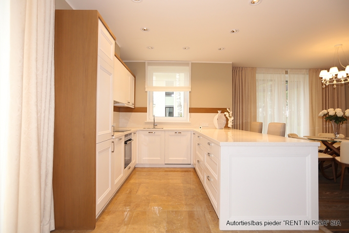 Sludinājumi. Eleganta dvīņu mājas sekcija, kura atrodas ekskluzīvā ciematā slēgtā tipa. Tiek piedāvāta ar pilnu Cena: 320000 EUR Foto #6