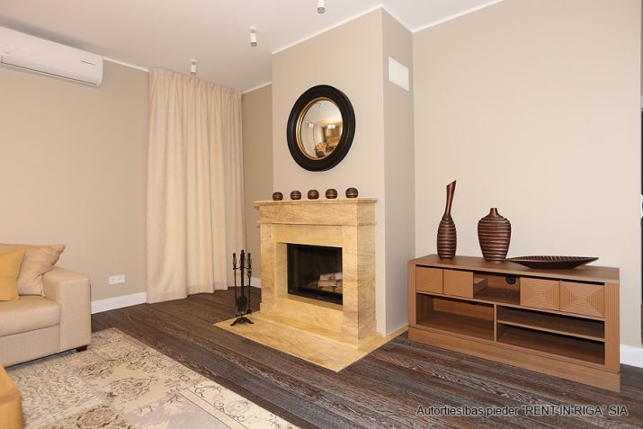 Sludinājumi. Eleganta dvīņu mājas sekcija, kura atrodas ekskluzīvā ciematā slēgtā tipa. Tiek piedāvāta ar pilnu Cena: 320000 EUR Foto #4