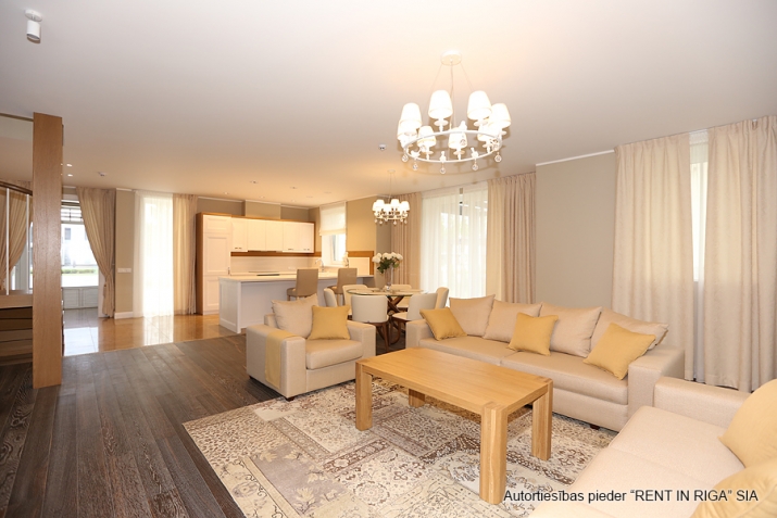 Sludinājumi. Eleganta dvīņu mājas sekcija, kura atrodas ekskluzīvā ciematā slēgtā tipa. Tiek piedāvāta ar pilnu Cena: 320000 EUR Foto #3