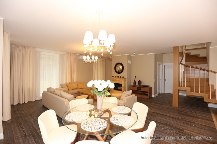 Sludinājumi. Eleganta dvīņu mājas sekcija, kura atrodas ekskluzīvā ciematā slēgtā tipa. Tiek piedāvāta ar pilnu Cena: 320000 EUR Foto #5