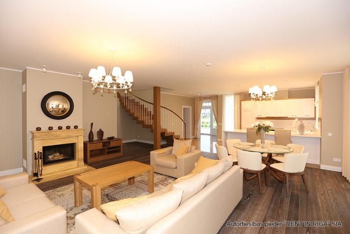 Sludinājumi. Eleganta dvīņu mājas sekcija, kura atrodas ekskluzīvā ciematā slēgtā tipa. Tiek piedāvāta ar pilnu Cena: 320000 EUR Foto #2