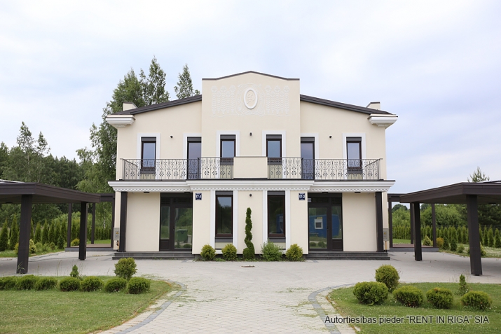 Sludinājumi. Eleganta dvīņu mājas sekcija, kura atrodas ekskluzīvā ciematā slēgtā tipa. Tiek piedāvāta ar pilnu Cena: 320000 EUR Foto #1