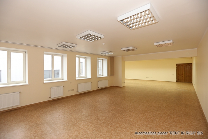 Объявление. Kravu ostas terminālis \'Port Magnat\' piedāvā nomāt brīvās biroja telpas.  Paglma daļas ēka ar skatu Цена: 1174 EUR/мес. Foto #3