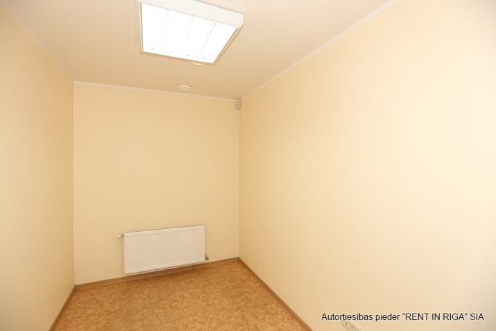 Объявление. Kravu ostas terminālis \'Port Magnat\' piedāvā nomāt brīvās biroja telpas.  Paglma daļas ēka ar skatu Цена: 1174 EUR/мес. Foto #7