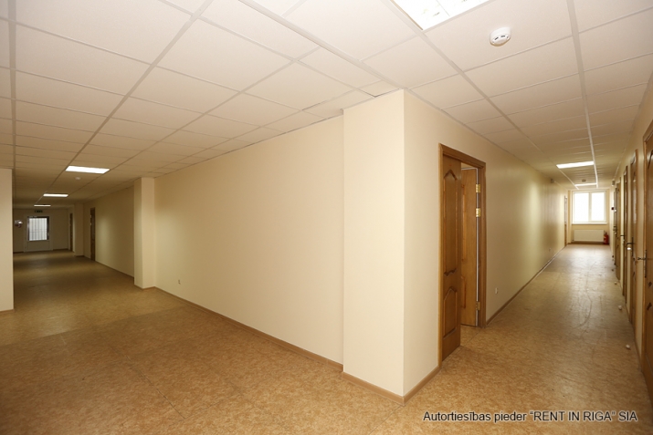 Sludinājumi. Kravu ostas terminālis \'Port Magnat\' piedāvā nomāt brīvās biroja telpas.  Paglma daļas ēka ar skatu Cena: 1212 EUR/mēn Foto #4