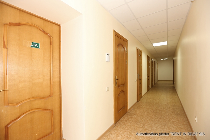 Sludinājumi. Kravu ostas terminālis \'Port Magnat\' piedāvā nomāt brīvās biroja telpas.  Paglma daļas ēka ar skatu Cena: 1212 EUR/mēn Foto #5