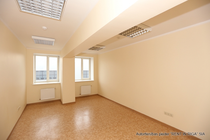 Sludinājumi. Kravu ostas terminālis \'Port Magnat\' piedāvā nomāt brīvās biroja telpas.  Paglma daļas ēka ar skatu Cena: 1212 EUR/mēn Foto #6