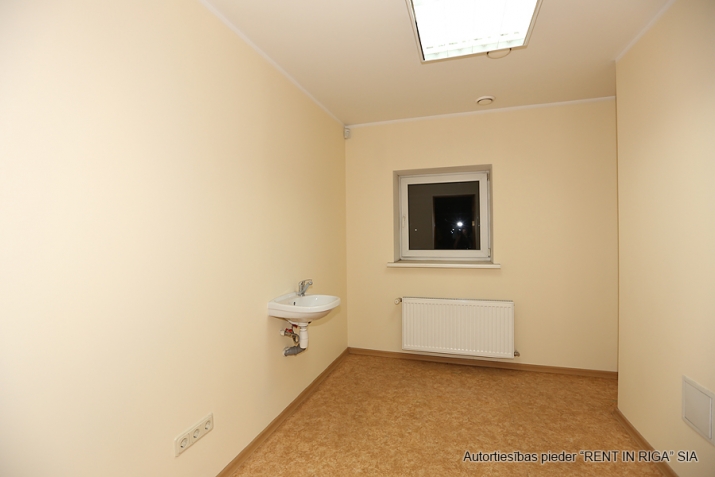 Sludinājumi. Kravu ostas terminālis \'Port Magnat\' piedāvā nomāt brīvās biroja telpas.  Paglma daļas ēka ar skatu Cena: 1212 EUR/mēn Foto #8