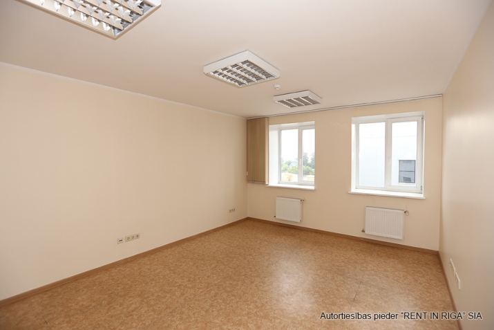 Sludinājumi. Kravu ostas terminālis \'Port Magnat\' piedāvā nomāt brīvās biroja telpas.  Paglma daļas ēka ar skatu Cena: 1212 EUR/mēn Foto #9