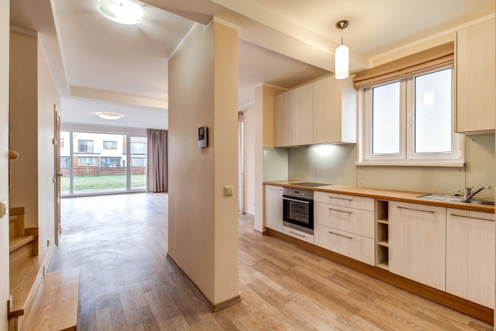 Sludinājumi. Divstāvu dzīvoklis rindu māja, atrodas slēgta tipa ciematā. Pirmajā stāvā ir plaša dzīvojamā istaba Cena: 260000 EUR Foto #1