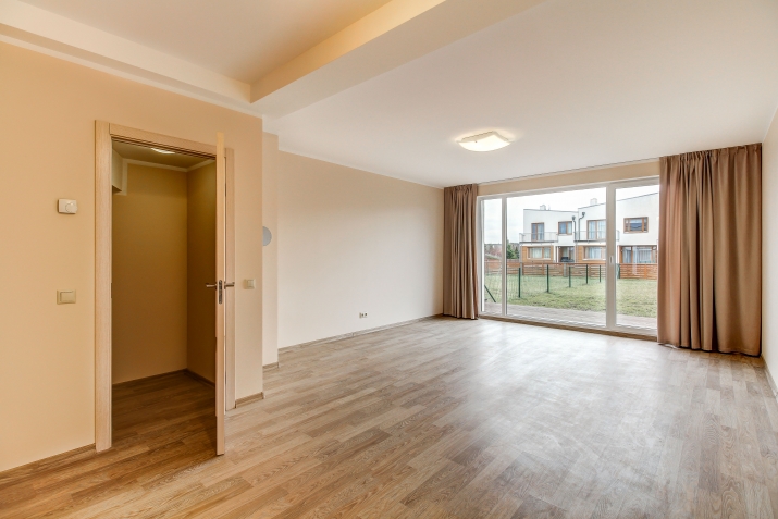 Sludinājumi. Divstāvu dzīvoklis rindu māja, atrodas slēgta tipa ciematā. Pirmajā stāvā ir plaša dzīvojamā istaba Cena: 260000 EUR Foto #2