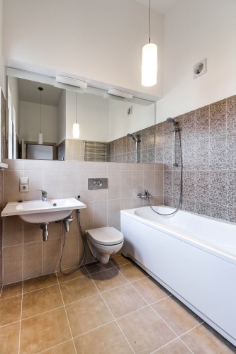 Sludinājumi. Divstāvu dzīvoklis rindu māja, atrodas slēgta tipa ciematā. Pirmajā stāvā ir plaša dzīvojamā istaba Cena: 260000 EUR Foto #4