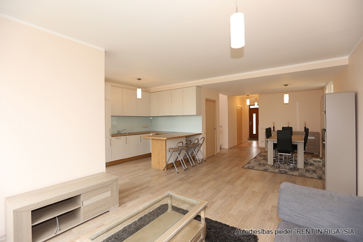 Sludinājumi. Divstavu dzīvoklis rindu mājā, atrodas slēgta tipa ciematā. Pirmajā stāvā ir plaša dzīvojamā istaba Cena: 360000 EUR Foto #5