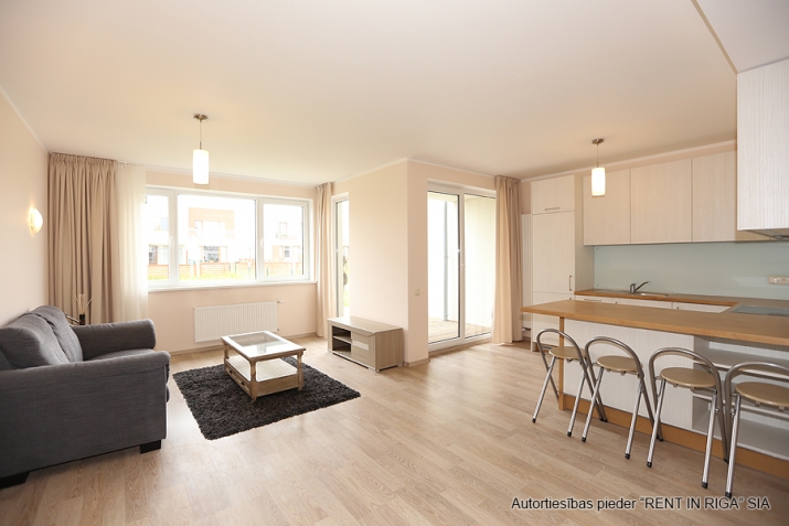 Sludinājumi. Divstavu dzīvoklis rindu mājā, atrodas slēgta tipa ciematā. Pirmajā stāvā ir plaša dzīvojamā istaba Cena: 360000 EUR Foto #3