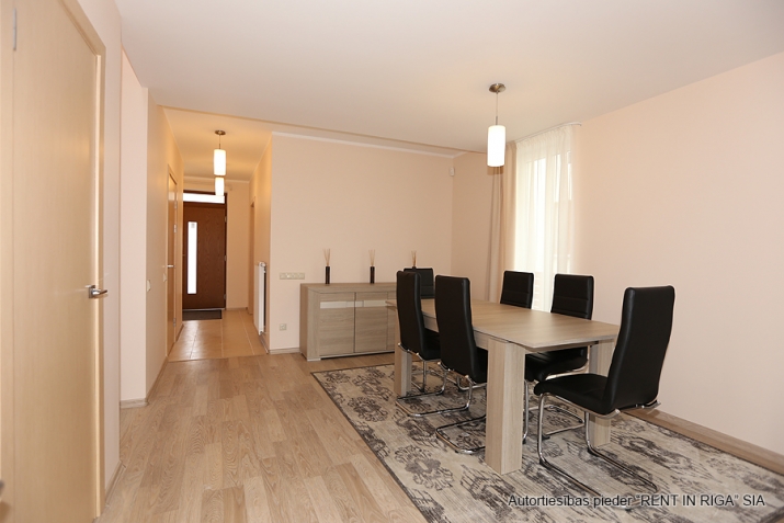 Sludinājumi. Divstavu dzīvoklis rindu mājā, atrodas slēgta tipa ciematā. Pirmajā stāvā ir plaša dzīvojamā istaba Cena: 360000 EUR Foto #4