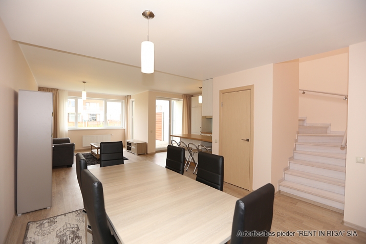 Sludinājumi. Divstavu dzīvoklis rindu mājā, atrodas slēgta tipa ciematā. Pirmajā stāvā ir plaša dzīvojamā istaba Cena: 360000 EUR Foto #6