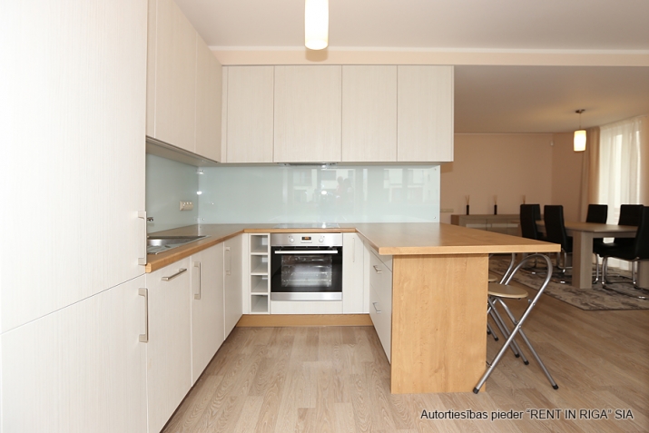 Sludinājumi. Divstavu dzīvoklis rindu mājā, atrodas slēgta tipa ciematā. Pirmajā stāvā ir plaša dzīvojamā istaba Cena: 360000 EUR Foto #2