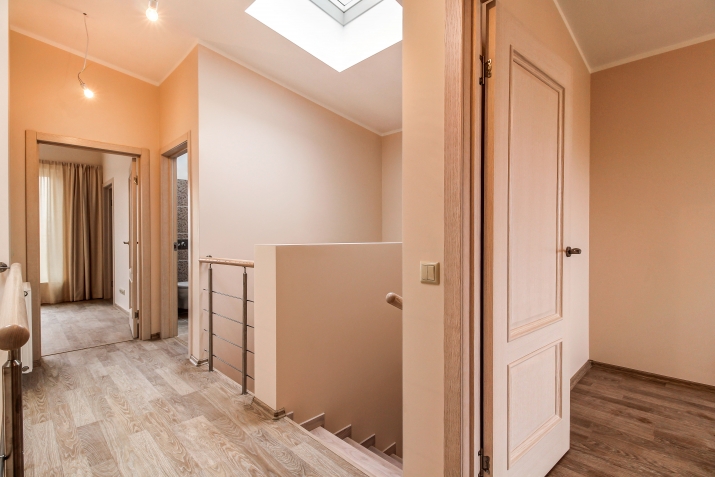 Sludinājumi. Divstavu dzīvoklis rindu mājā, atrodas slēgta tipa ciematā. Pirmajā stāvā ir plaša dzīvojamā istaba Cena: 360000 EUR Foto #8