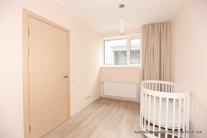 Sludinājumi. Divstavu dzīvoklis rindu mājā, atrodas slēgta tipa ciematā. Pirmajā stāvā ir plaša dzīvojamā istaba Cena: 360000 EUR Foto #7