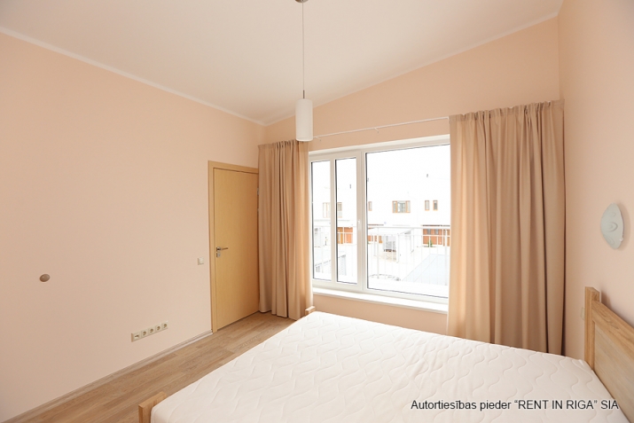 Sludinājumi. Divstavu dzīvoklis rindu mājā, atrodas slēgta tipa ciematā. Pirmajā stāvā ir plaša dzīvojamā istaba Cena: 360000 EUR Foto #9