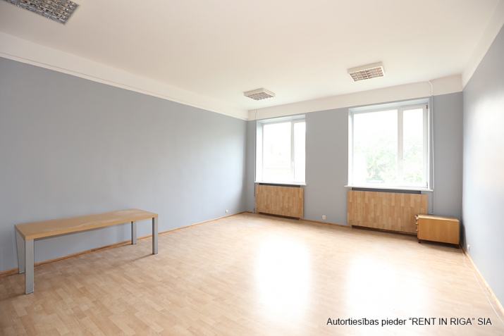 Sludinājumi. Remontētas biroja telpas pirmajā stāvā.  + Ar automašīnu 8 min līdz Alfai, 20 min līdz centram; + Cena: 360 EUR/mēn Foto #1