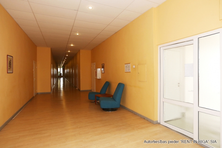 Sludinājumi. Remontētas biroja telpas pirmajā stāvā.  + Ar automašīnu 8 min līdz Alfai, 20 min līdz centram; + Cena: 360 EUR/mēn Foto #4