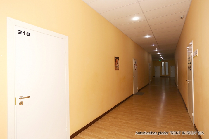 Sludinājumi. Remontētas biroja telpas pirmajā stāvā.  + Ar automašīnu 8 min līdz Alfai, 20 min līdz centram; + Cena: 360 EUR/mēn Foto #5