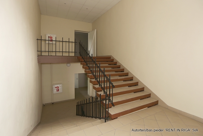 Sludinājumi. Remontētas biroja telpas ēkas pirmajā stāvā.  + Platība sastāv no vienas plašas telpas, kā arī no Cena: 222 EUR/mēn Foto #4