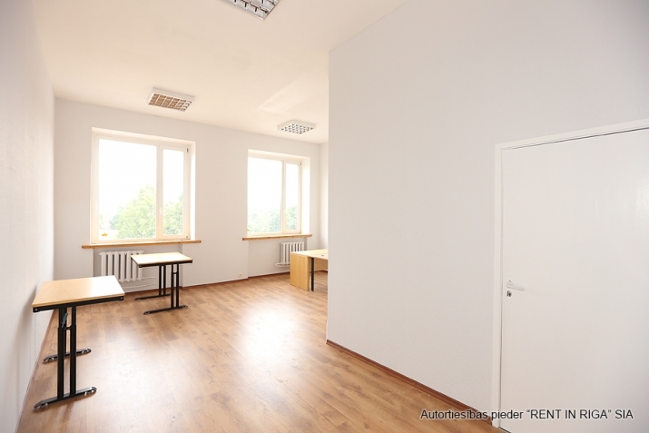 Sludinājumi. Remontētas biroja telpas ēkas pirmajā stāvā.  + Platība sastāv no vienas plašas telpas, kā arī no Cena: 222 EUR/mēn Foto #1