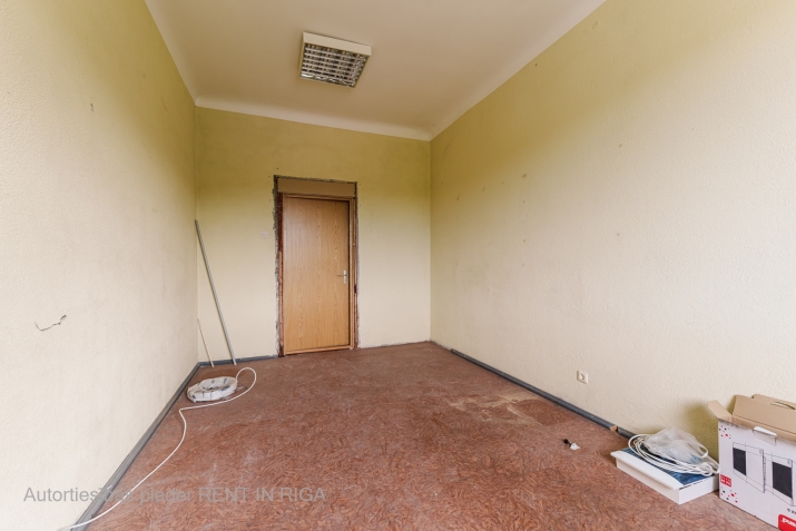 Объявление. Iznomā biroja telpas vēsturiskajā Rīgas Kinostudijas ēkā. Platība sastāv no vienas telpas. Цена: 88 EUR/мес. Foto #2