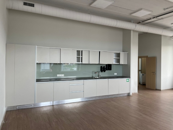 Sludinājumi. Birojs pie t/c \'Domina\', jaunā biroju ēkā, 4. stāvā.  Platība sastāv no priekštelpas, vairākiem Cena: 7128 EUR/mēn Foto #9