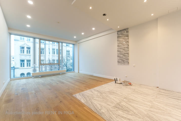 Sludinājumi. Skaists dzīvoklis kluba tipa mājā Rīgas centrā, starp Tērbatas un Brīvības ielam. Lielie panorāmas Cena: 401750 EUR Foto #7