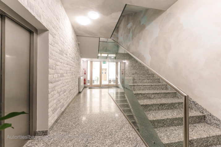 Sludinājumi. Skaists dzīvoklis kluba tipa mājā Rīgas centrā, starp Tērbatas un Brīvības ielam. Lielie panorāmas Cena: 401750 EUR Foto #4