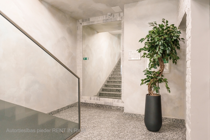 Sludinājumi. Skaists dzīvoklis kluba tipa mājā Rīgas centrā, starp Tērbatas un Brīvības ielam. Lielie panorāmas Cena: 401750 EUR Foto #6