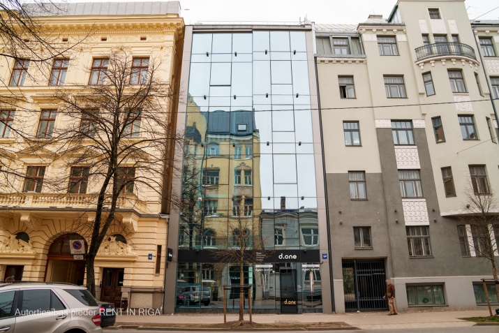 Sludinājumi. Skaists dzīvoklis kluba tipa mājā Rīgas centrā, starp Tērbatas un Brīvības ielam. Lielie panorāmas Cena: 401750 EUR Foto #3