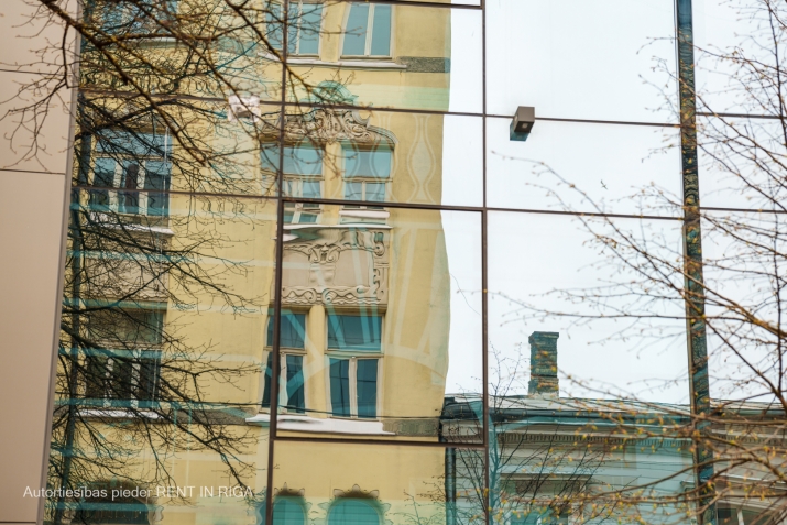 Sludinājumi. Skaists dzīvoklis kluba tipa mājā Rīgas centrā, starp Tērbatas un Brīvības ielam. Lielie panorāmas Cena: 401750 EUR Foto #2