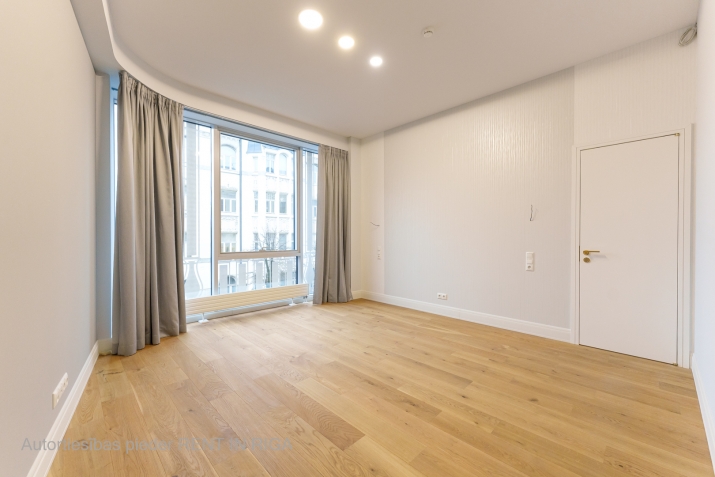 Sludinājumi. Skaists fasādes dzīvoklis jaunajā projektā Rīgas centrā, starp Tērbatas un Brīvības ielam. Lielie Cena: 401800 EUR Foto #1