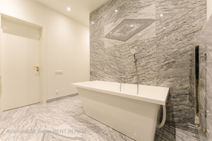 Sludinājumi. Skaists fasādes dzīvoklis jaunajā projektā Rīgas centrā, starp Tērbatas un Brīvības ielam. Lielie Cena: 401800 EUR Foto #8