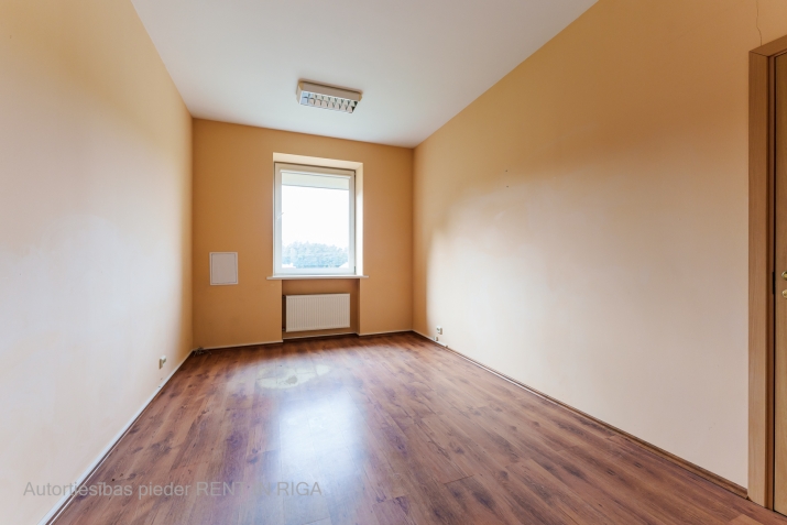 Объявление. Iznomā biroja telpas vēsturiskajā Rīgas Kinostudijas ēkā. Platība sastāv no vienas telpas. Цена: 81 EUR/мес. Foto #1