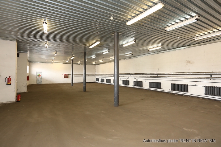 Объявление. Silta noliktava ar rampu.  Griestu augstums ap 4m.  Iežogota, slēgta un fiziski apsargāta Цена: 1915 EUR/мес. Foto #3